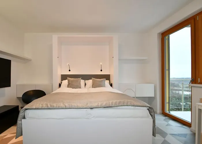 Efi Residence Holzova 28